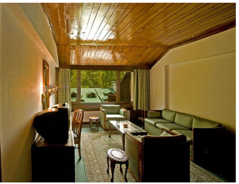 Hotel Broadway Srīnagar 객실 사진